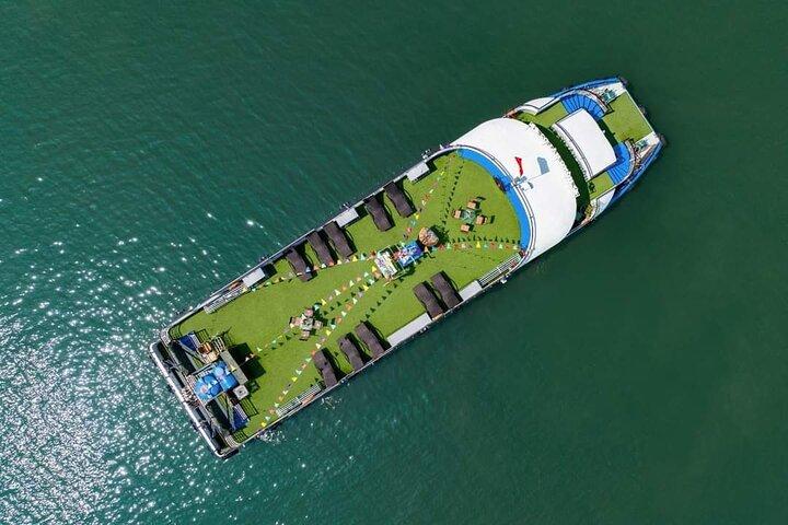 Ha Long Bay Cruise Day Tour: Lunch, grotta, kajakpaddling och simning