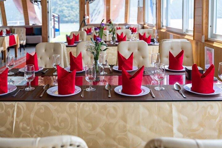 Ha Long Bay Cruise Day Tour: Lunch, grotta, kajakpaddling och simning