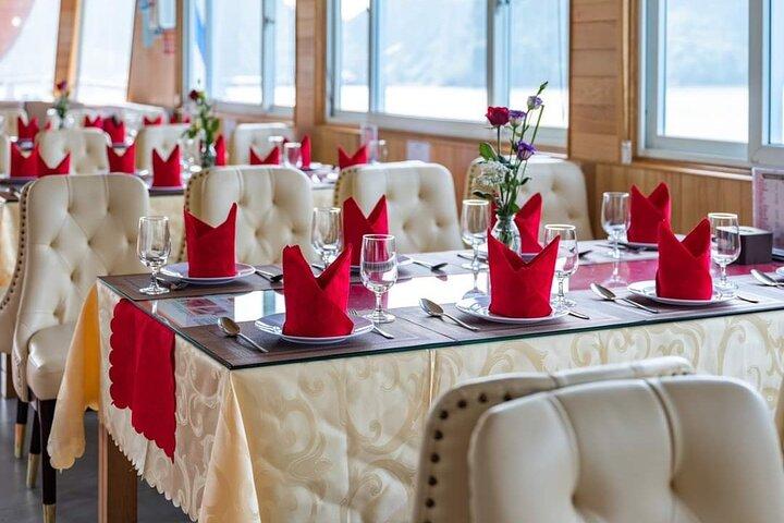 Ha Long Bay Cruise Day Tour: Lunch, grotta, kajakpaddling och simning