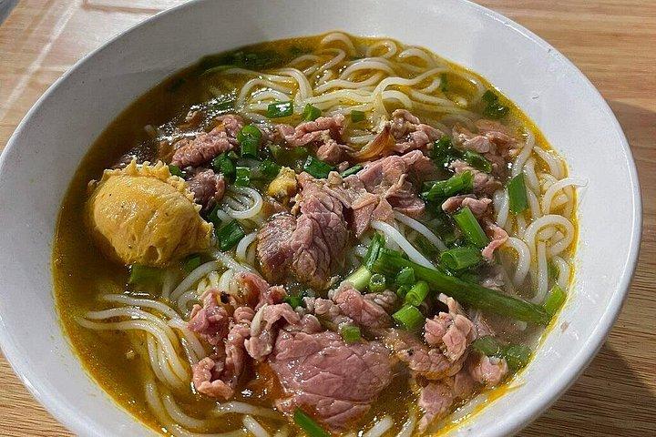専門家ガイドと一緒にフエのストリートフードを味わう
