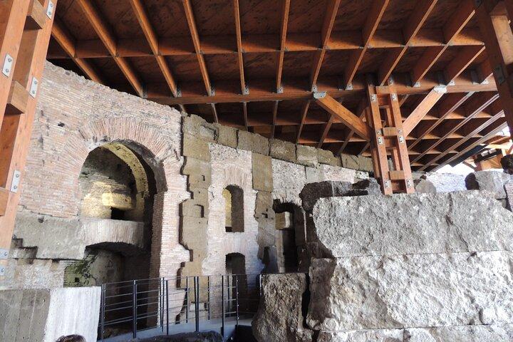 Coliseo Grupo pequeño subterráneo Arena y Foro Romano Visita guiada