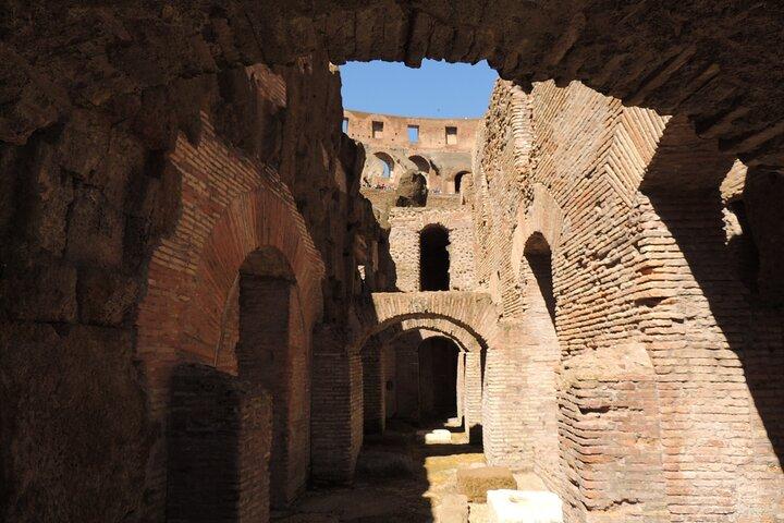 Coliseo Grupo pequeño subterráneo Arena y Foro Romano Visita guiada