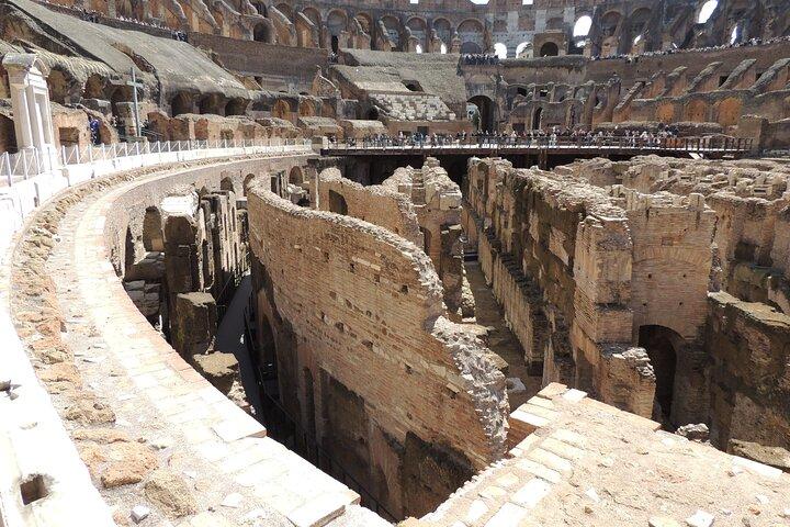 Coliseo Grupo pequeño subterráneo Arena y Foro Romano Visita guiada