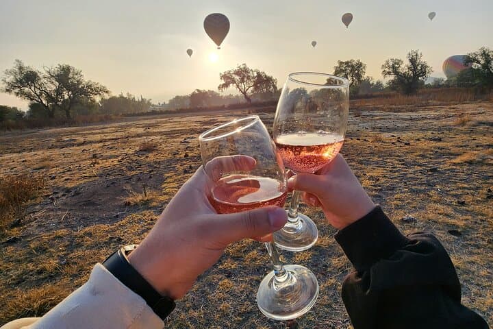 Balloon flight + Transportation + Breakfast in Cave or buffet + Pyramids
