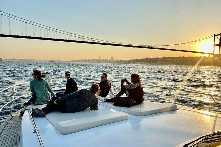 Bosporen Sunset Yacht Tour med Guide och snacks
