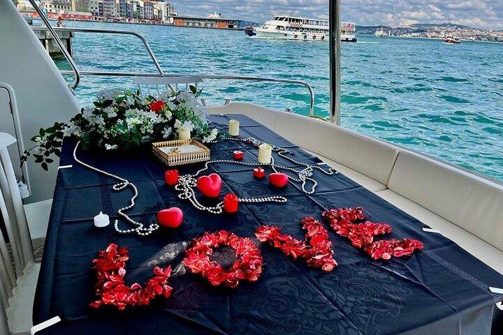 Bosporen Sunset Yacht Tour med Guide och snacks