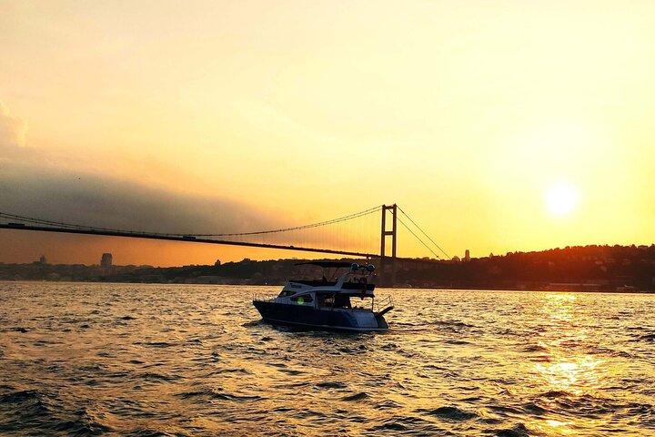 Bosporen Sunset Yacht Tour med Guide och snacks