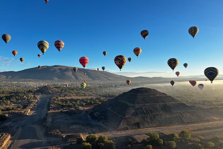 Balloon Flight in Teotihuacan + La Gruta Experience