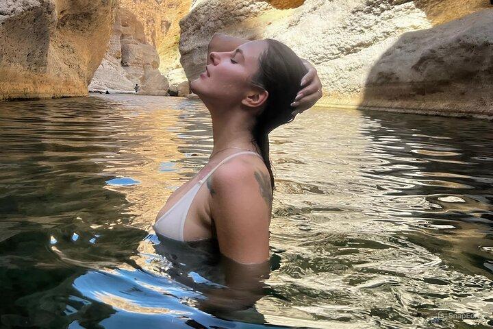 Wadi Shab og Bimmah Sinkhole Heldagstur