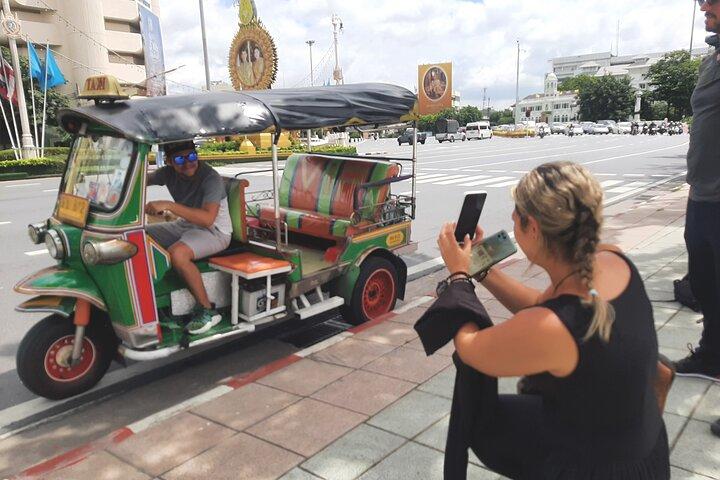 Bangkok TUK TUK Mercado de culturas crepusculares e sabor de comida