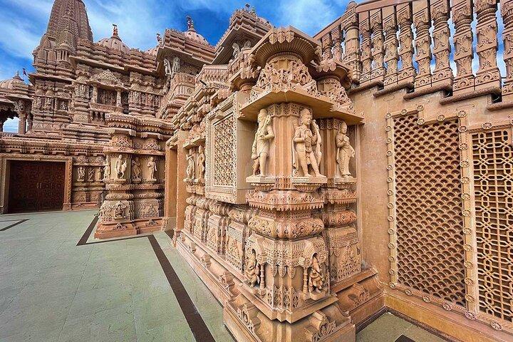 Mandir & Buddhistische Tempeltour mit indischem Mittagessen & Chinesischem Tee