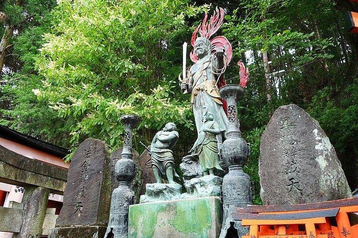 Fushimi Inari Deep Shinto Shrine Tour beim Wandern mit Experten