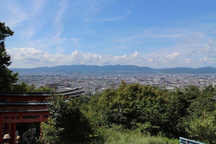 Fushimi Inari Deep Shinto Shrine Tour beim Wandern mit Experten