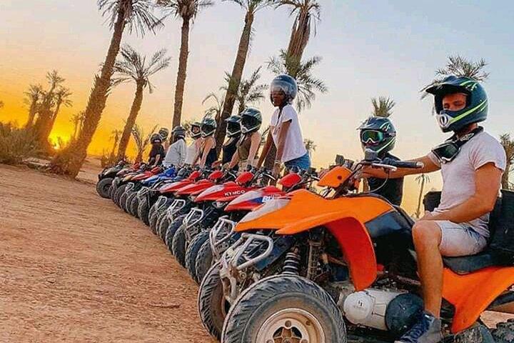 Aventura privada en camello y quad en el desierto de Agafay con espectáculo de cena