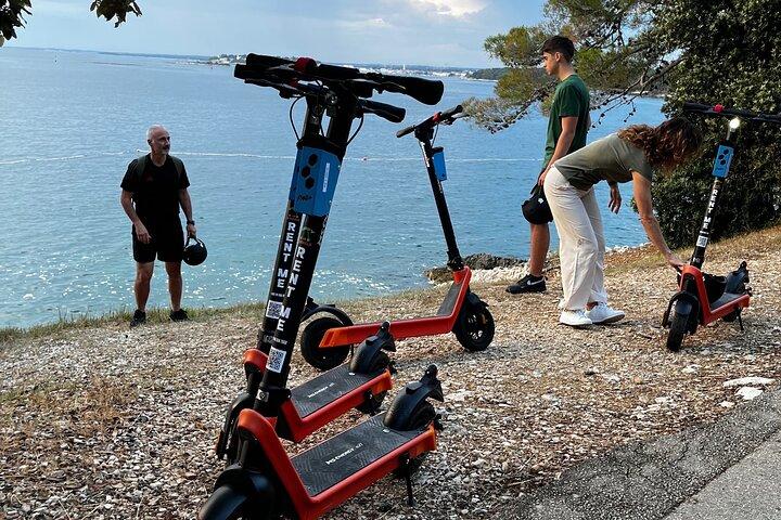 Visite guidée privée du lagon vert en scooter électrique à Poreč