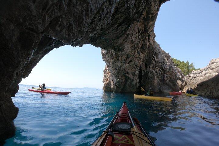 Green Cave Sea Kayak Day Tour på Elaphiti-øerne