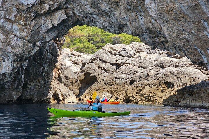 Green Cave Sea Kayak Day Tour på Elaphiti-øerne