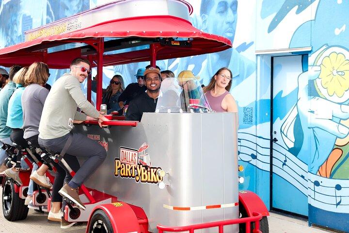 Bicicleta de fiesta (party bike) y recorrido por bares (pub crawl) en Deep Ellum y el centro de Dallas.