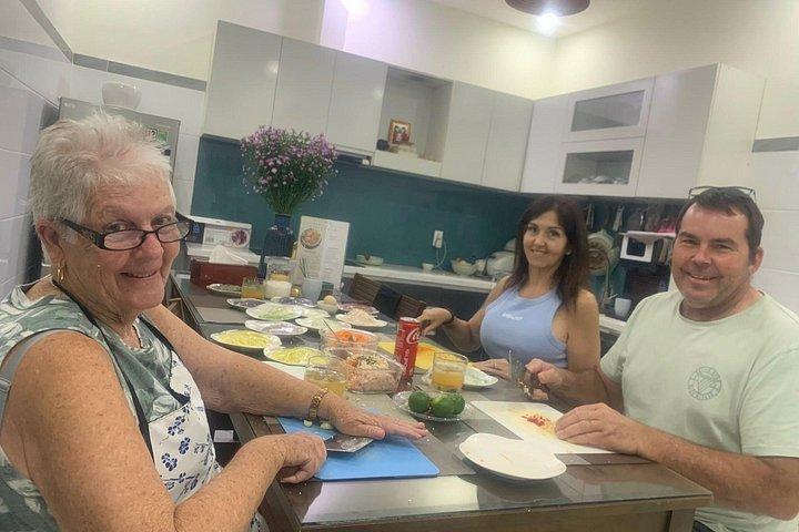 ダナンで地元シェフによる料理教室とフォーの試食