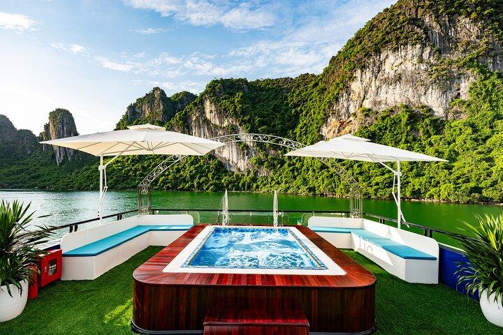 BEST Seler - Halong Luxury Day Trip : クルーズ、ビュッフェ＆ジャグジー