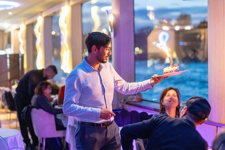 Paris Gourmet Dinner Seine River Cruise with Singer and DJ Set
