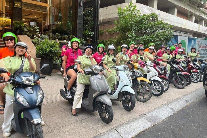Saigon Afternoon Unseen Street Food en scooter | Opt: Ao Dai Rider