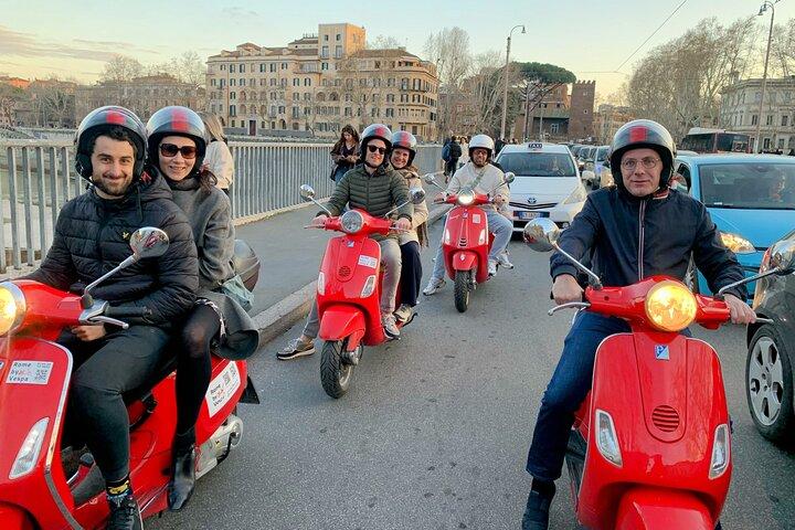 Guida la tua Vespa attraverso Roma con una Guida Locale