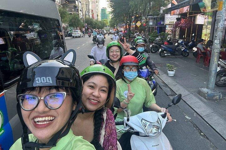 Saigon Afternoon Unseen Street Food en scooter | Opt: Ao Dai Rider