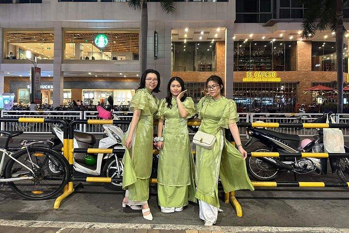 Saigon Afternoon Unseen Street Food en scooter | Opt: Ao Dai Rider
