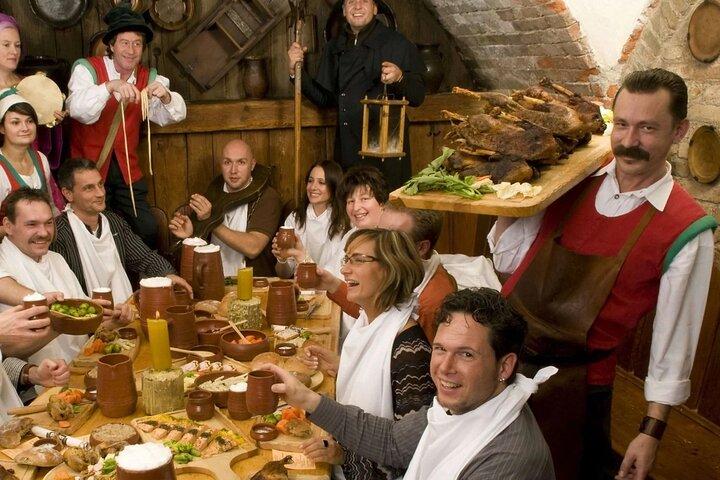 Jantar com espetáculo de cavaleiros medievais e música ao vivo em Munique