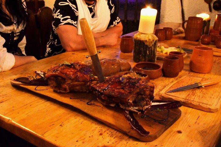 Jantar com espetáculo de cavaleiros medievais e música ao vivo em Munique