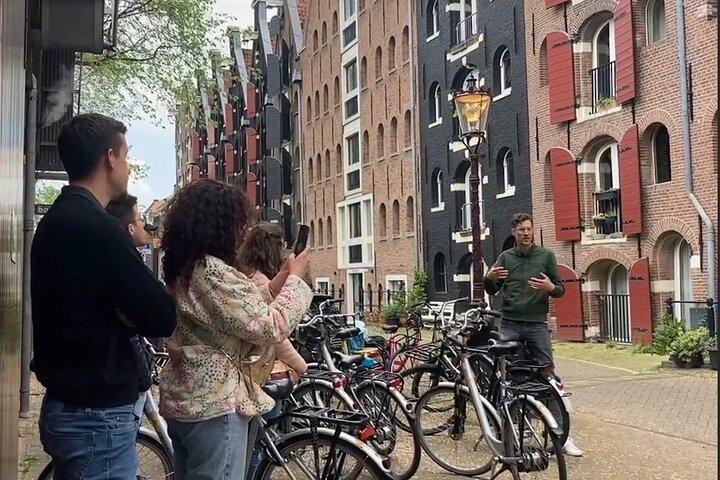 フランス人の地元ガイドと一緒にアムステルダムを自転車で探索