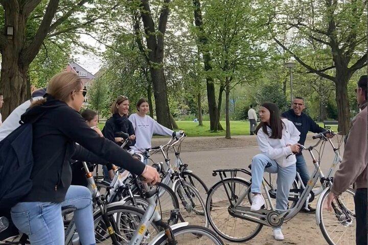 Explorez Amsterdam à Vélo en Compagnie d'un Guide Local Français