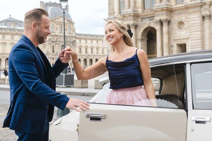 Romantisk tur i Paris i en vintage luksus fransk bil