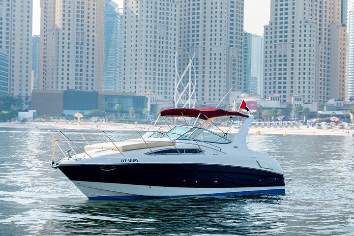 Crociera privata in barca di lusso di 33 piedi a Dubai 8 PAX