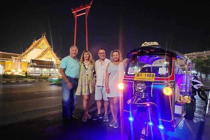 Explore Bangkok à noite por Tuk Tuk com visita à Chinatown