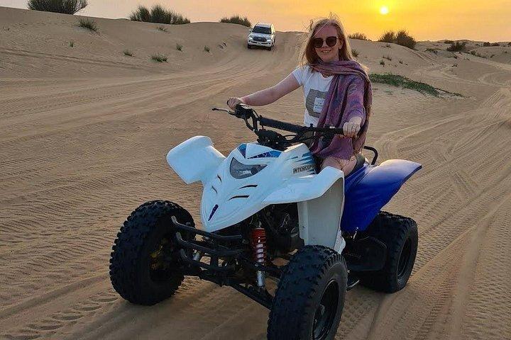 クワッドバイク付きプレミアムデザートサファリ、デューンバッシング、BBQディナー..