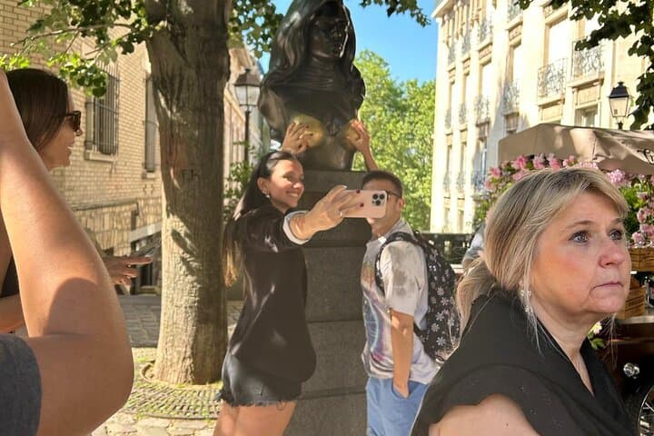 Private Walking Tour of Montmartre and Sacré-Cœur Visit