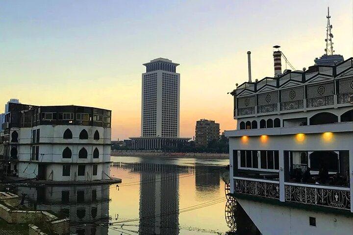 アレクサンドリア港からのピラミッドとナイル川への日帰り旅行