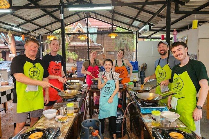 Clase de cocina nocturna de medio día con tour por el mercado en Chiang Mai