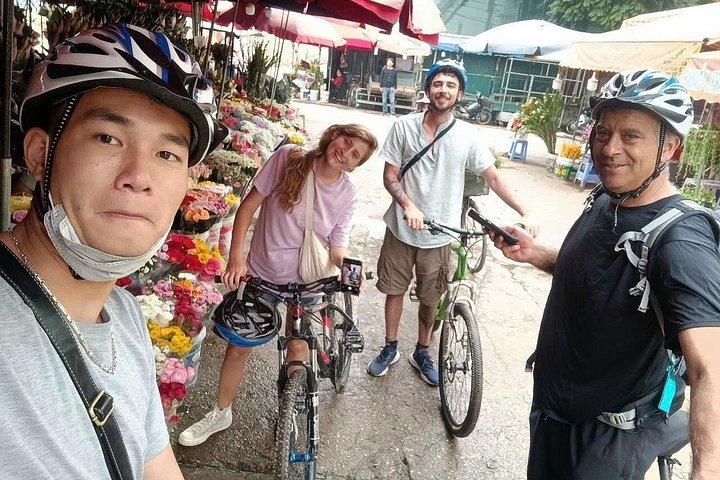 ハノイ サイクリング ツアー: 市内観光と田舎の 3.5 時間コンボ