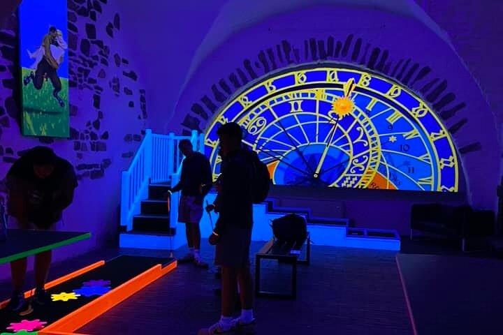 Ingresso para o minigolfe de luz negra de Praga
