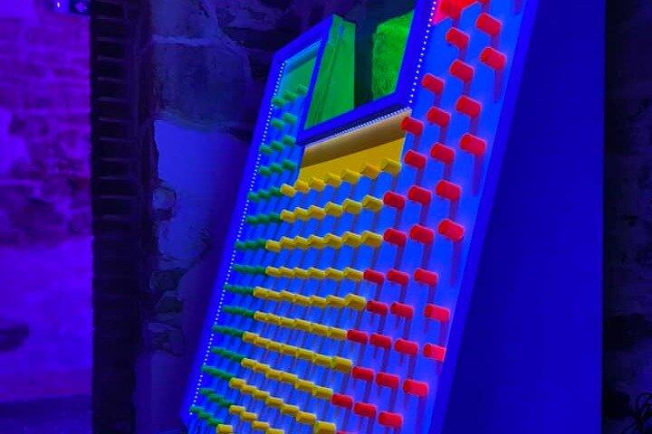 Ingresso para o minigolfe de luz negra de Praga