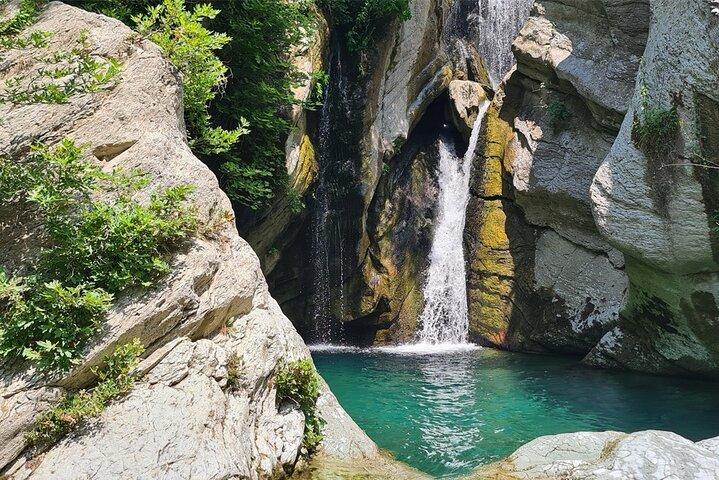 Da Berat esplorando la cascata di Bogova e il canyon di Osumi