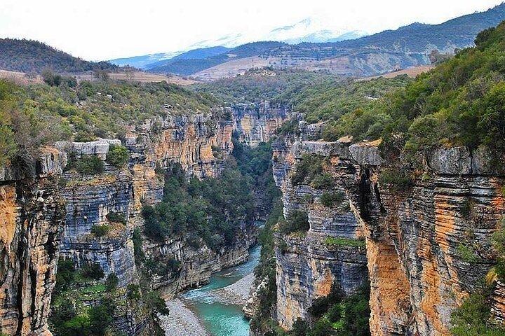 Von Berat aus den Bogova-Wasserfall und die Osumi-Schlucht erkunden
