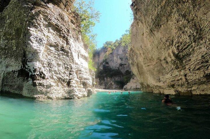 Von Berat aus den Bogova-Wasserfall und die Osumi-Schlucht erkunden