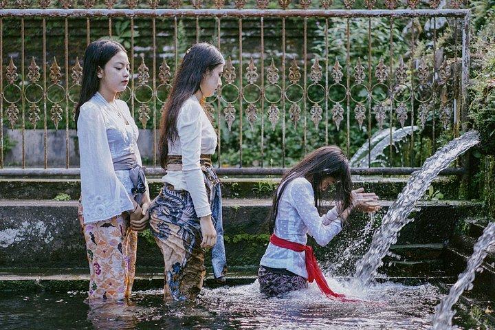 グヌン カウィ セバトゥ寺院でのメルカットの儀式と寺院ツアー