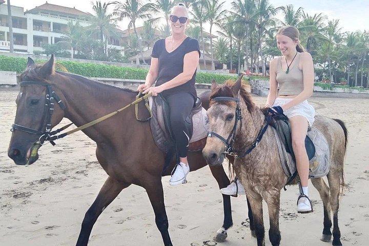 スミニャックビーチでのバリ乗馬とサーフィンのプライベートレッスン