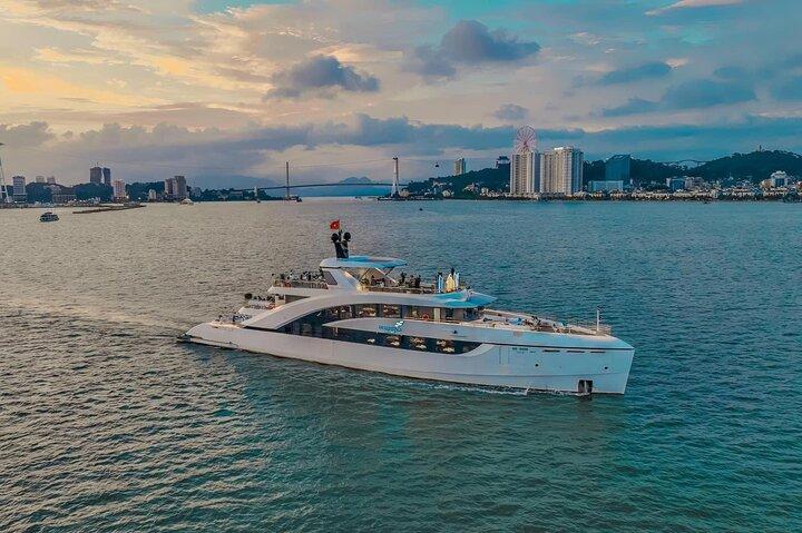 Jantar de iate de luxo e deslumbrante - Vista noturna da cidade de Halong