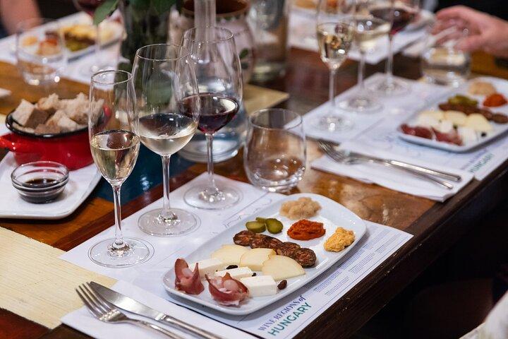 宮殿地区の夜の料理、ワイン、歴史散策